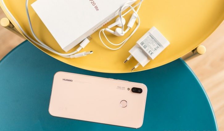 يظهر في الصورة محتويات علبة جوال هواوي P20 Lite