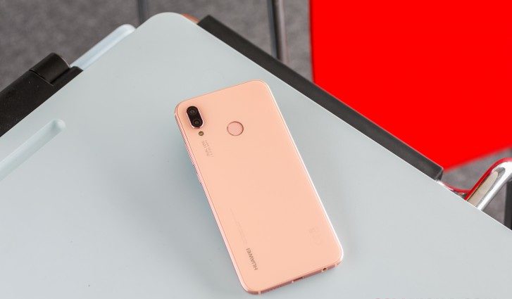 صورة تظهر الجهة الخفية من جوال هواوي P20 Lite زهري اللون