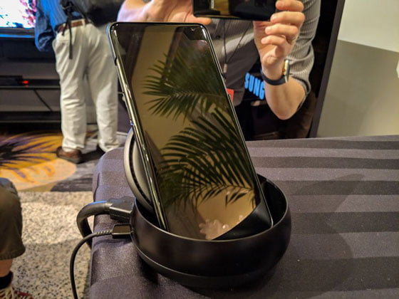 هاتف ذكي على منصة شحن لاسلكية