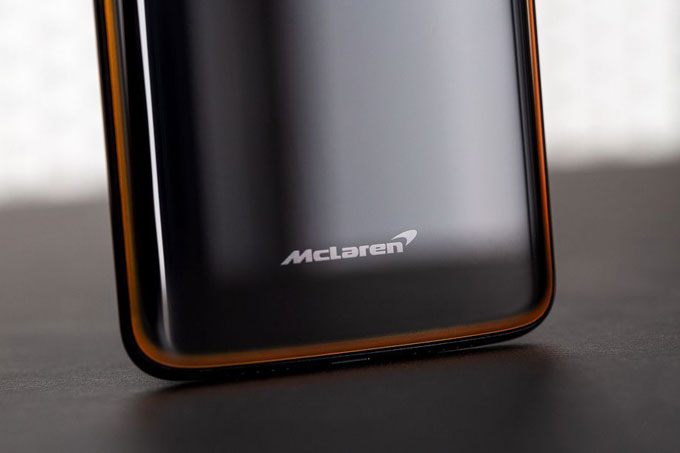 شعار McLAren على هاتف OnePlus 6T McLaren