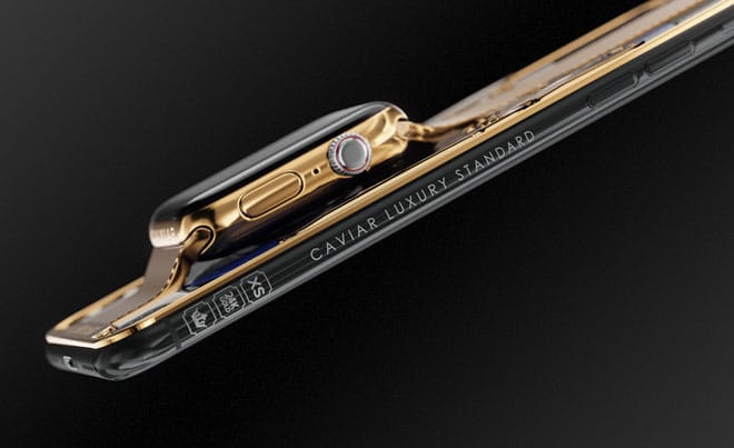 Apple Watch على ظهر آيفون XS