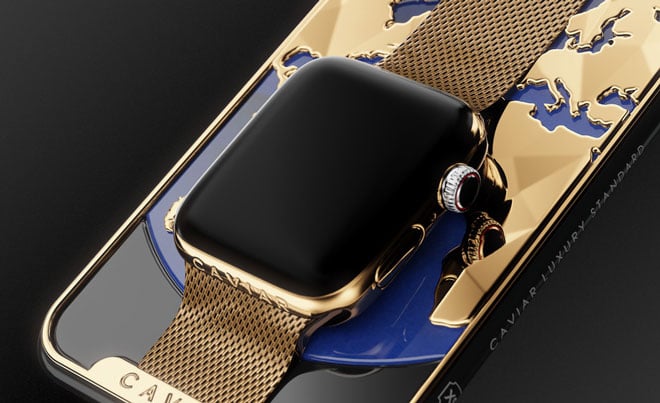 Apple Watch على ظهر آيفون XS